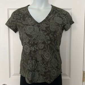 EUC Gap vintage wash printed V Neck tee in olive